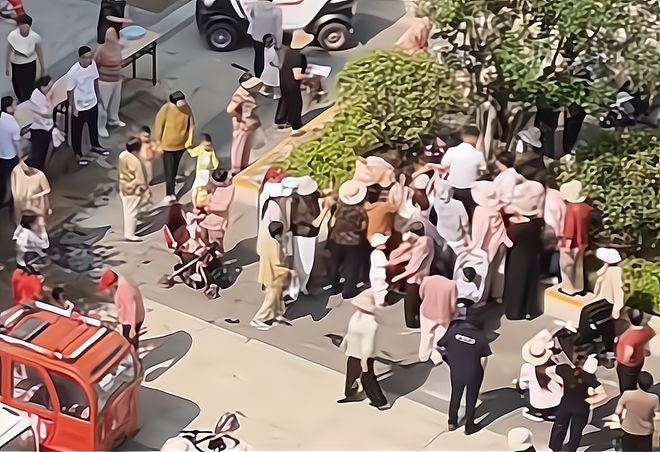 包粽子大妈连盆都端走了还围堵物业要鸡蛋z6尊龙·中国网站山东:小区端午免费(图4) 包粽子大妈连盆都端走了还围堵物业要鸡蛋z6尊龙·中国网站山东:小区端午免费(图4)