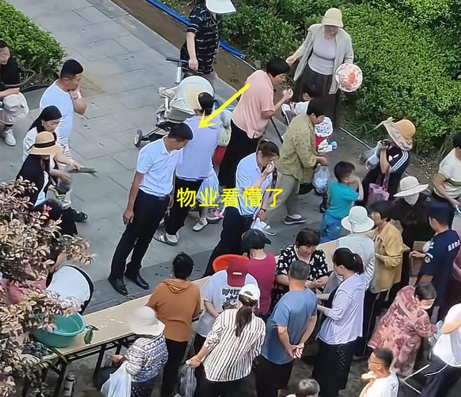 包粽子大妈连盆都端走了还围堵物业要鸡蛋z6尊龙·中国网站山东:小区端午免费(图5) 包粽子大妈连盆都端走了还围堵物业要鸡蛋z6尊龙·中国网站山东:小区端午免费(图5)